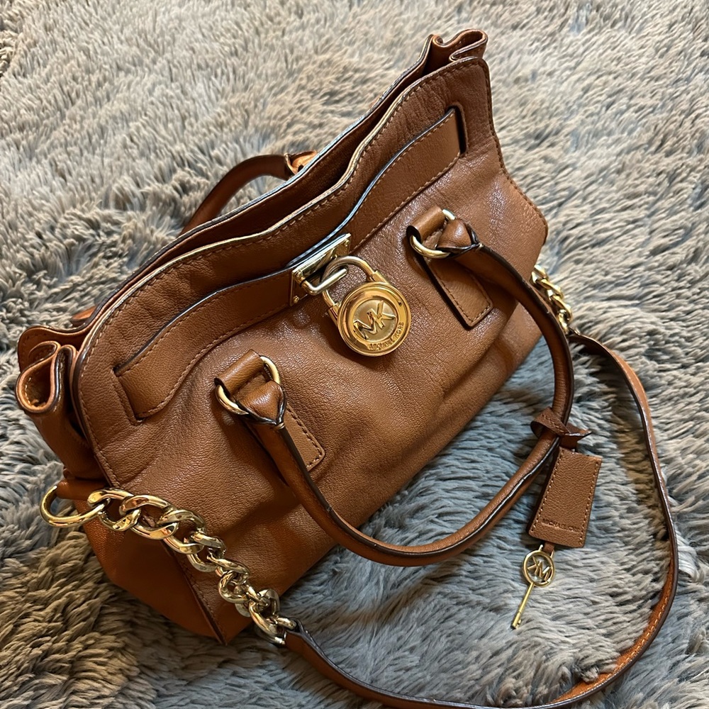 Michael Kors Hamilton East Wear Saffiano Leather Medium Shoulder Bag Tan - Picture 1 of 10
